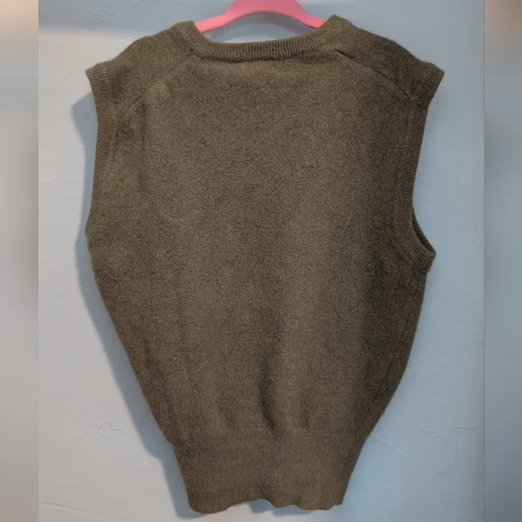 🌙 Benetton Olive Green Sleeveless Sweater Vest - Picture 3 of 8